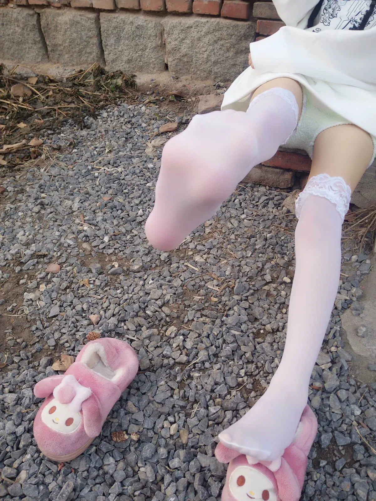 辰妈吖(叫我小辰妈)白色长袜粉色拖鞋坐在碎石地上的户外写真