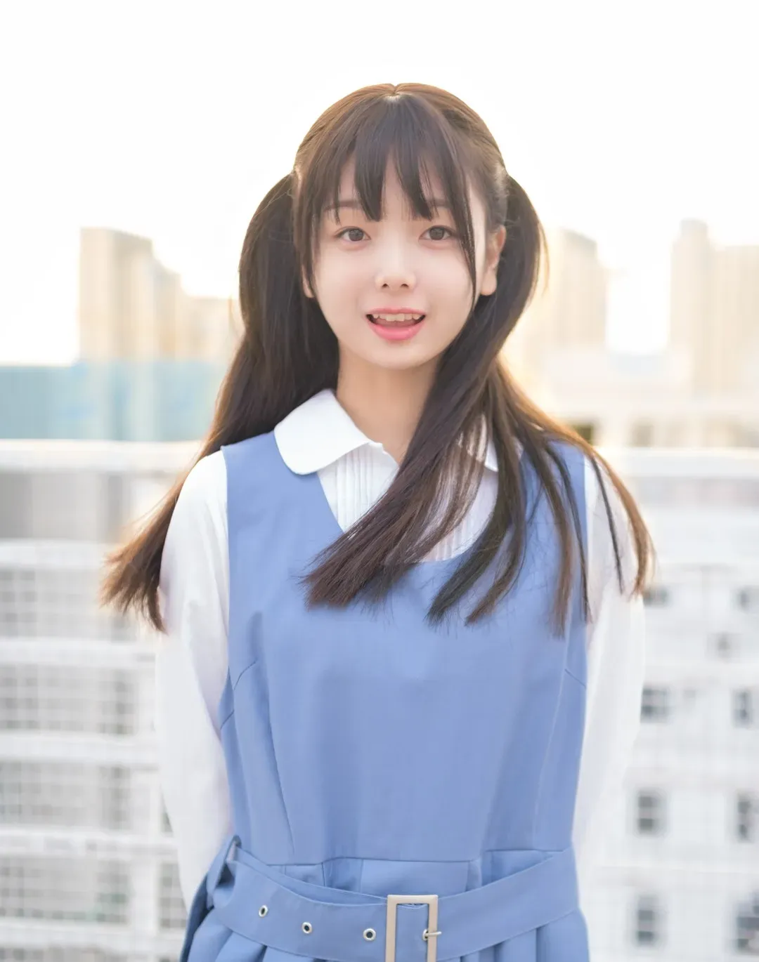 稚乖画册蓝色制服造型写真，明亮背景与柔和光线
