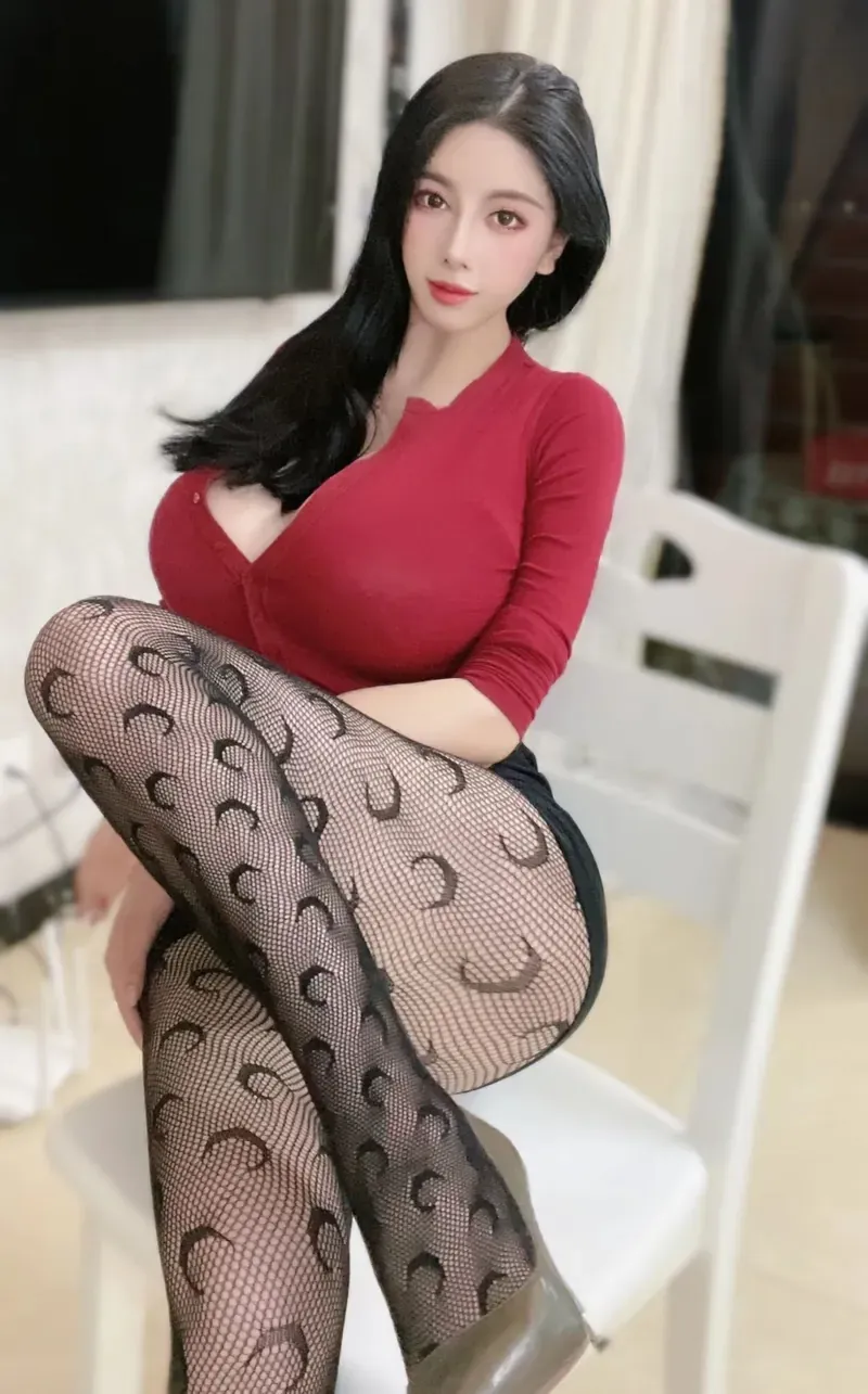 大米米球写真,黑色长发搭配红色服装的角色造型