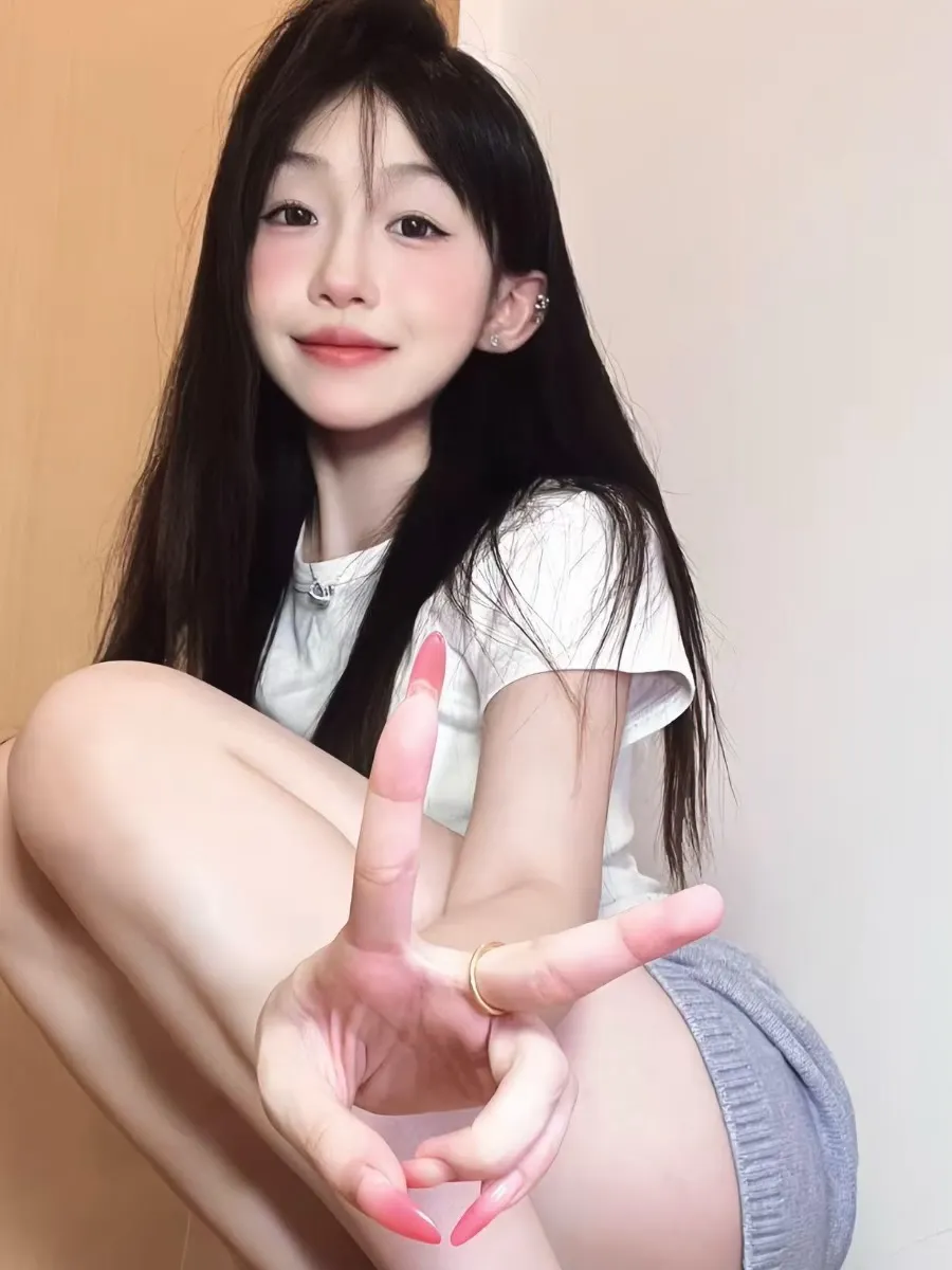 抖音别拔虎牙长发白色T恤与灰色短裤做手势的近景自拍写真