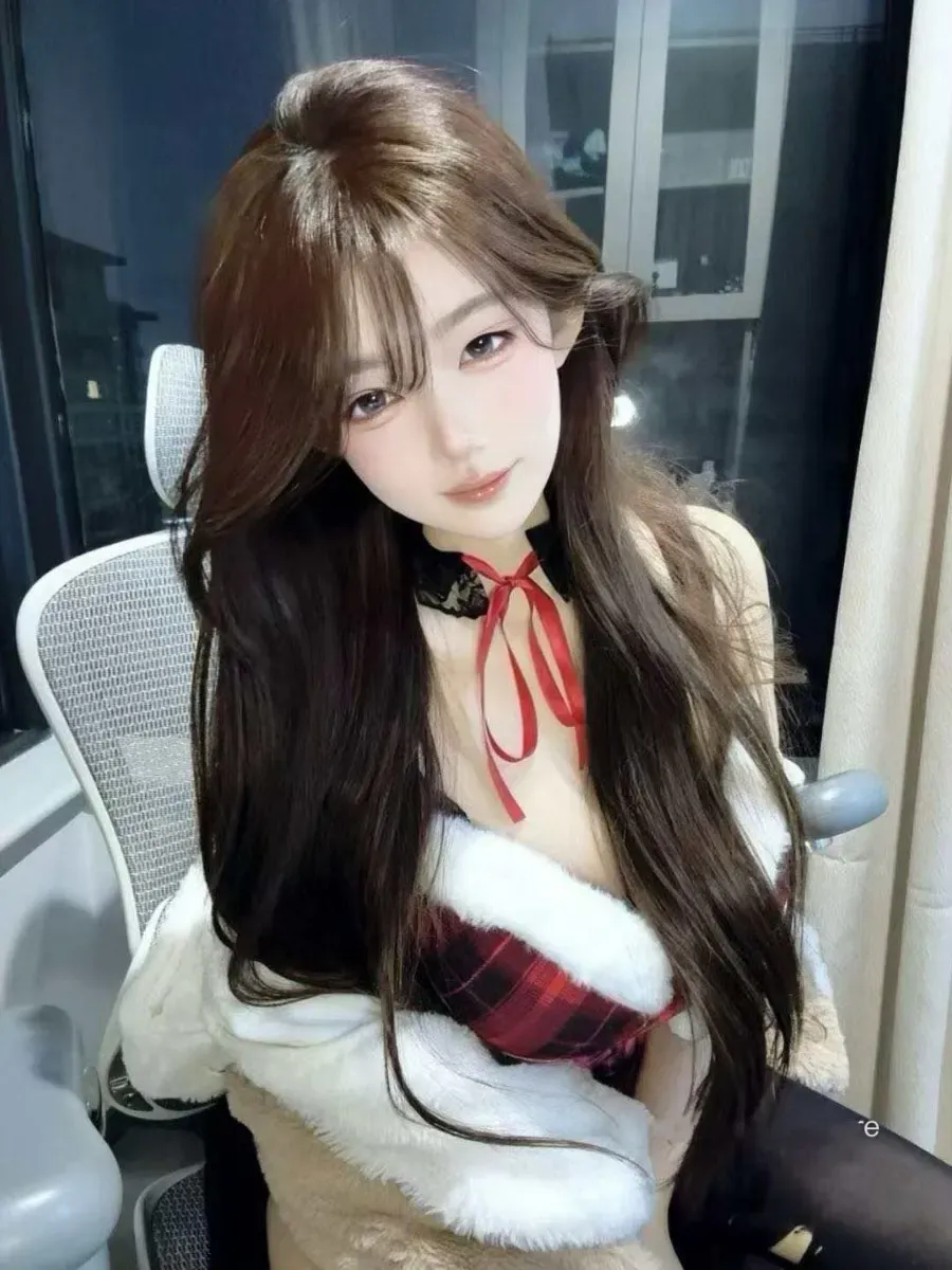 抖音露露吃饱了长发穿红黑格纹服饰坐在椅子上的室内写真