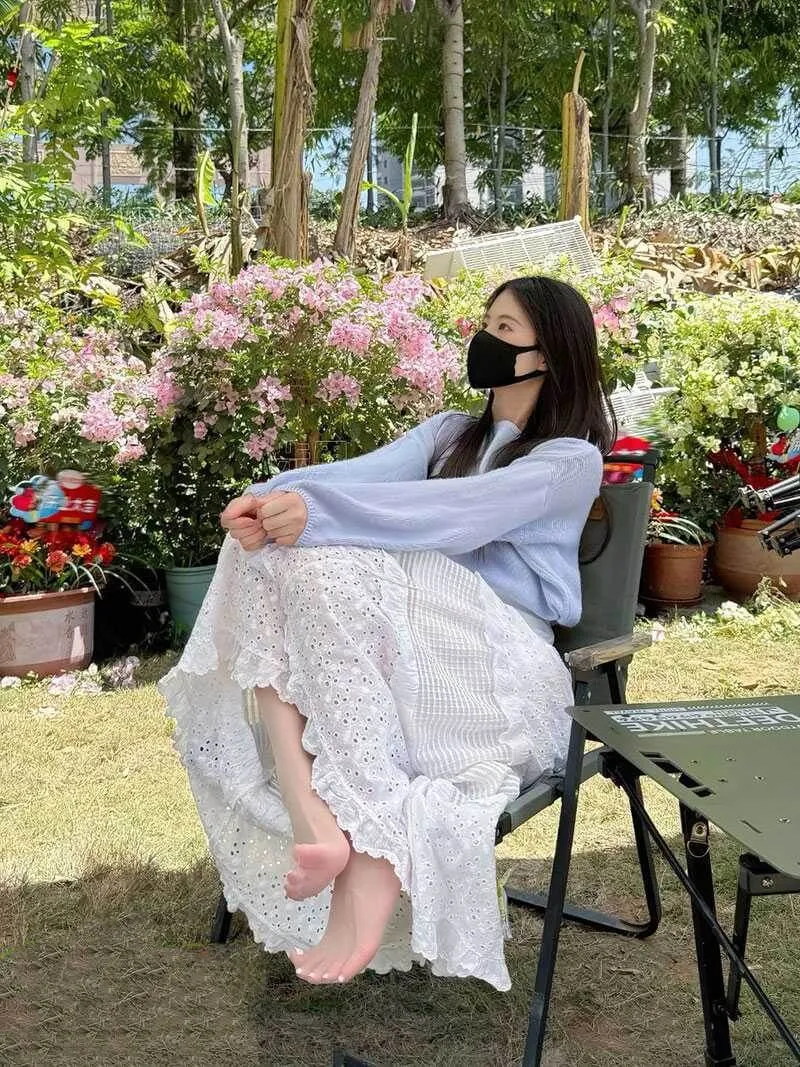 抖音小步里长发白色裙装户外坐姿写真