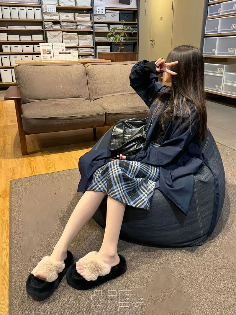 抖音小步里深色外套室内坐姿写真