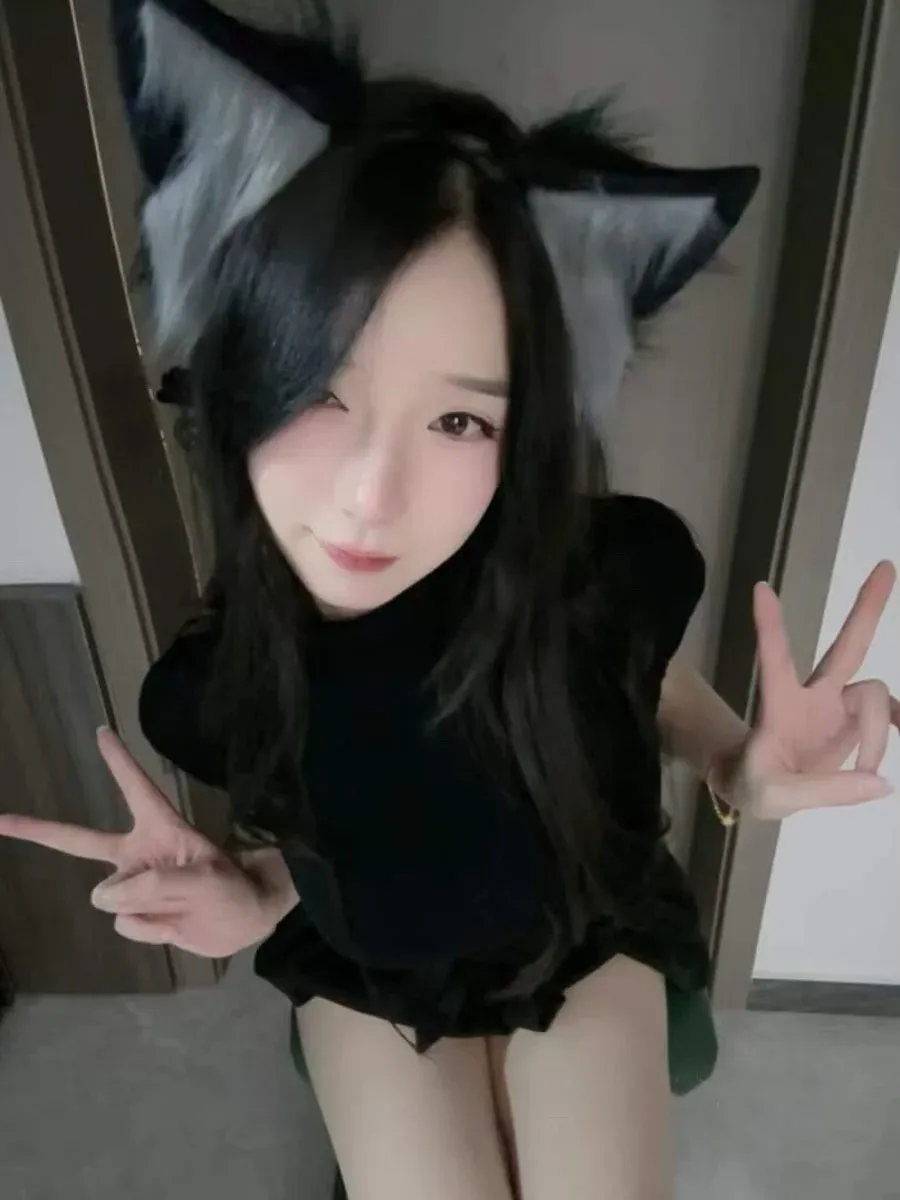 抖音小狼崽猫耳配件搭配黑色服装的自拍照片