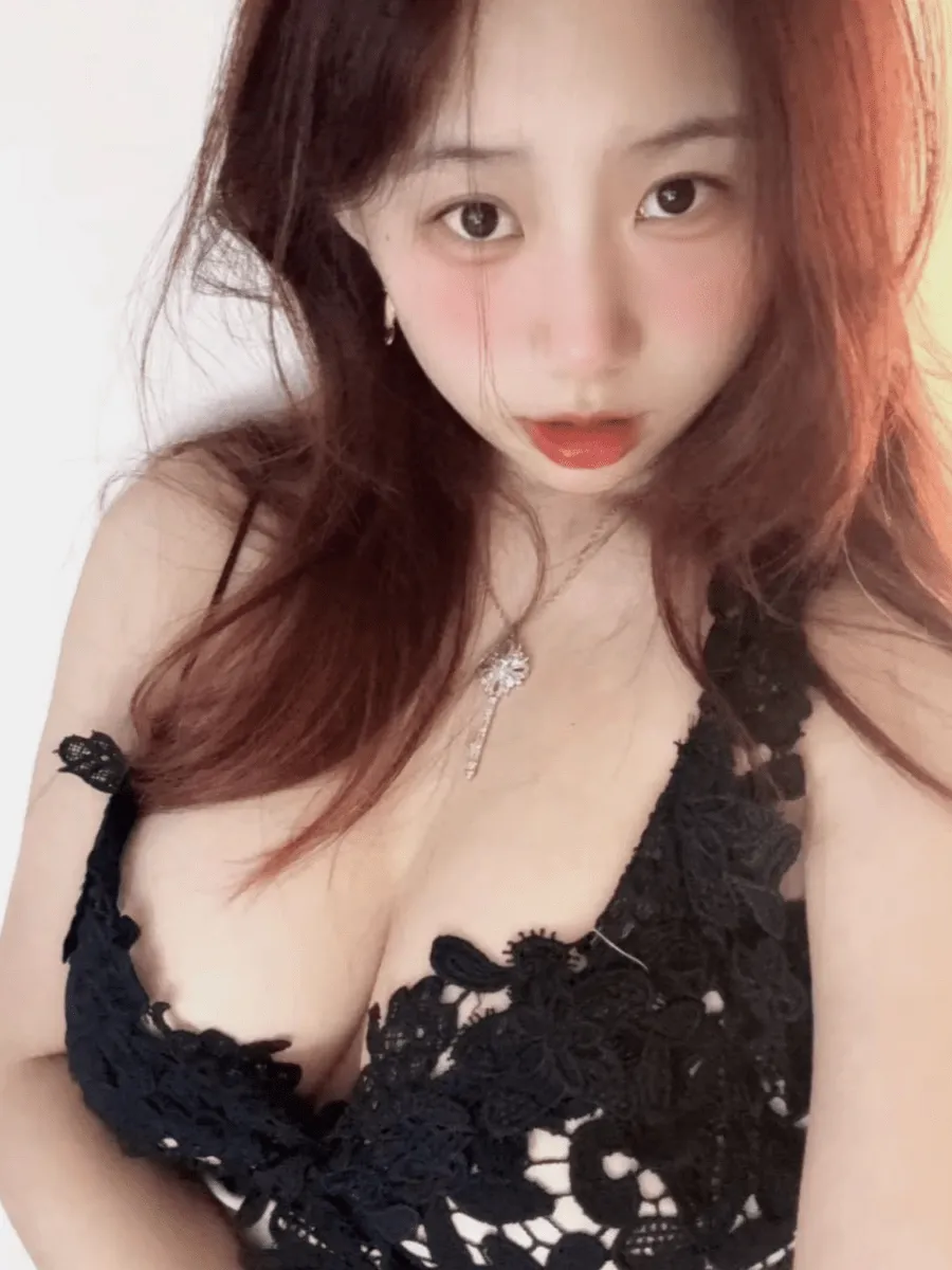 抖音小云同学红棕长发黑色蕾丝上衣近景自拍写真