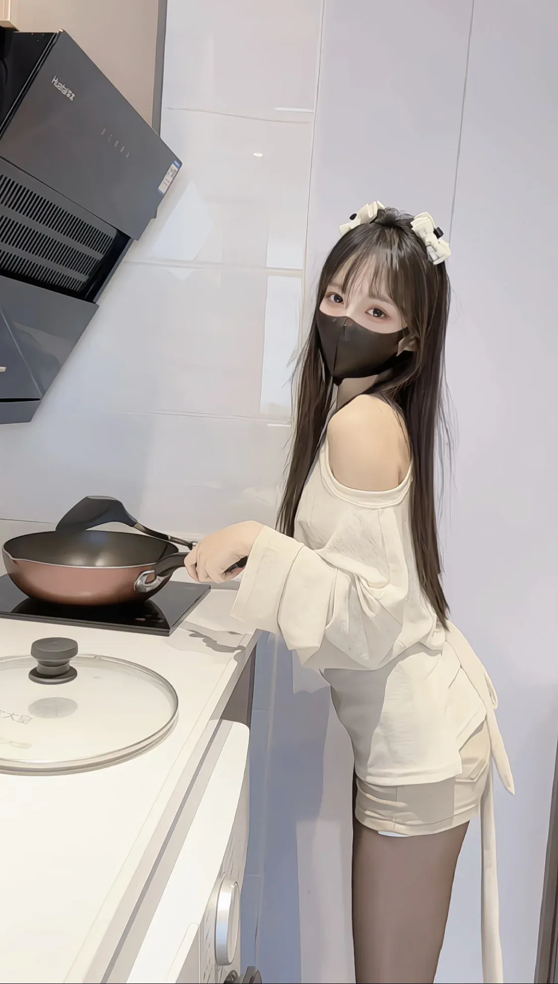 抖音一只香白色服装搭配厨房背景的生活写真