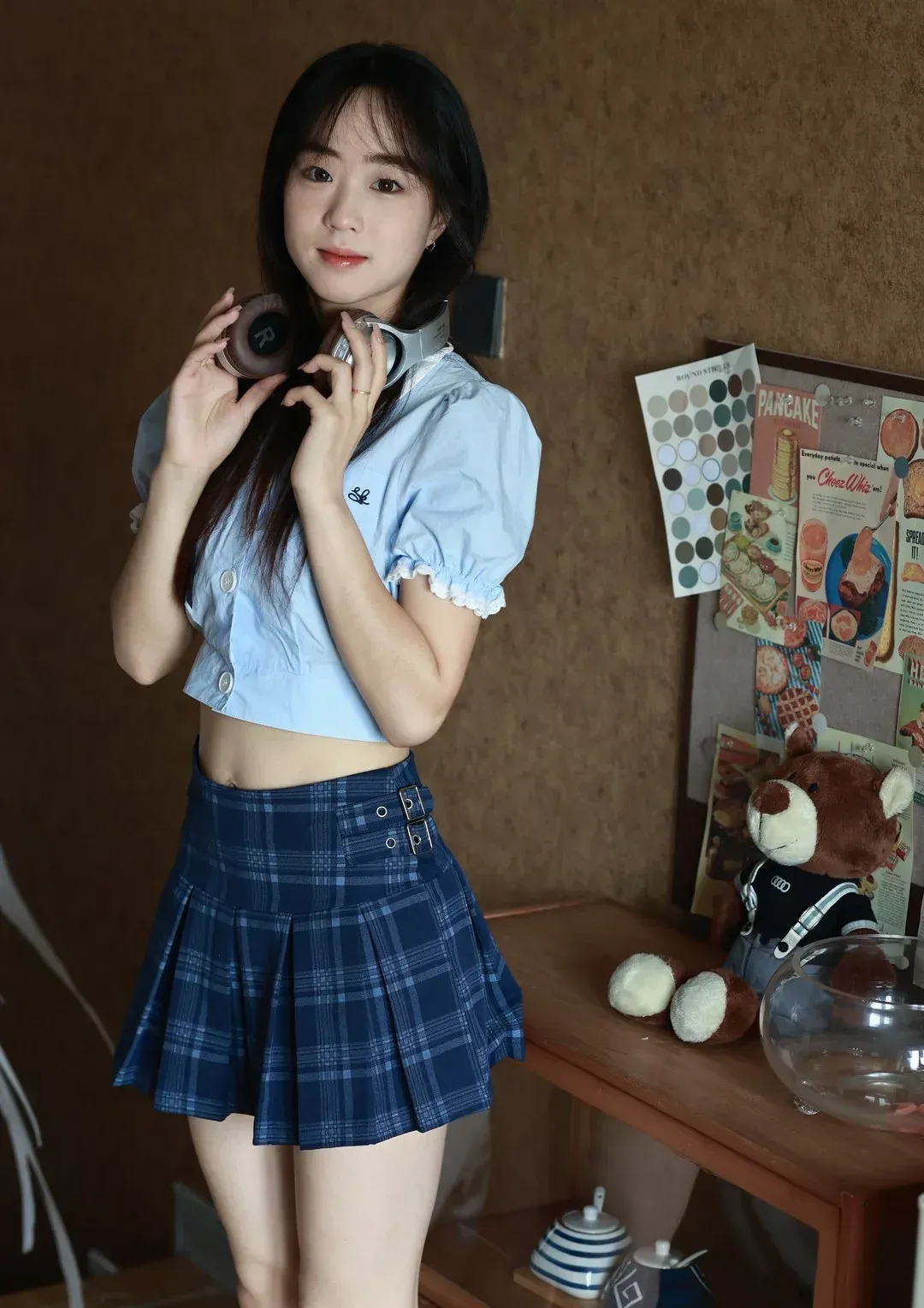 清风皓月蓝色短袖与格纹裙造型写真，长发耳机室内场景