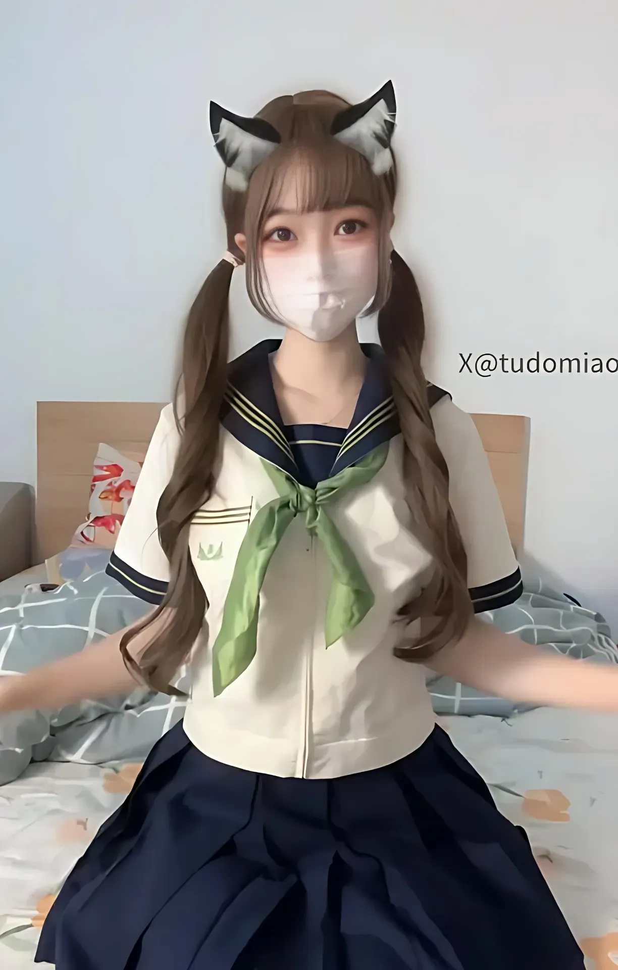 土豆喵校园制服猫耳造型,双马尾姿态与正面镜头构图