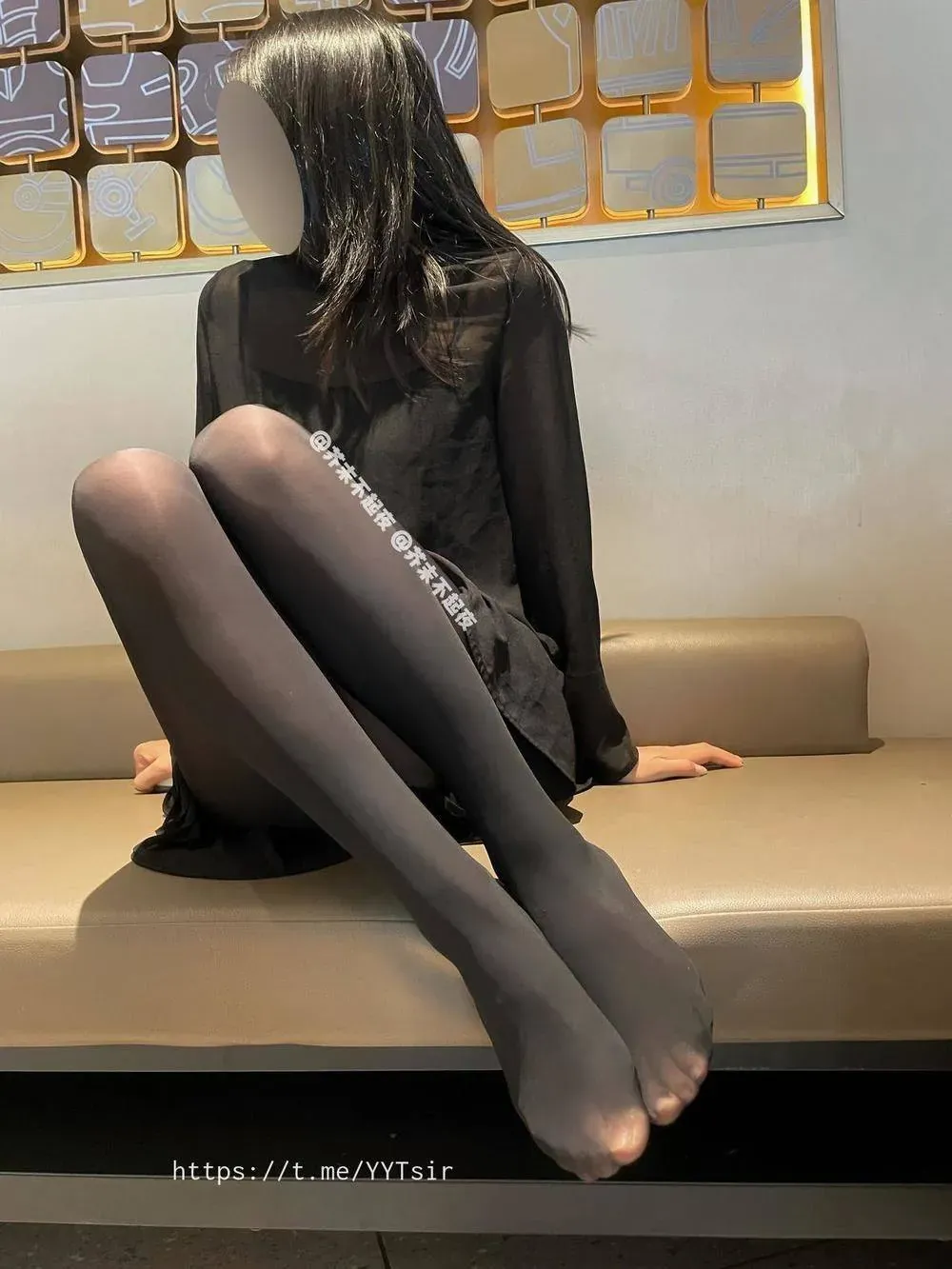 芥末不起夜黑色服装写真,黑发坐姿与室内背景