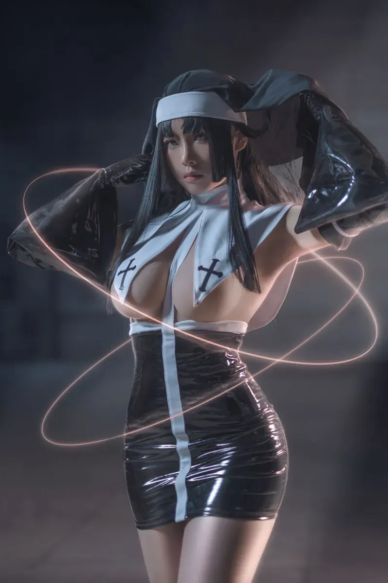 纪念小小v黑色长发黑白服装角色写真