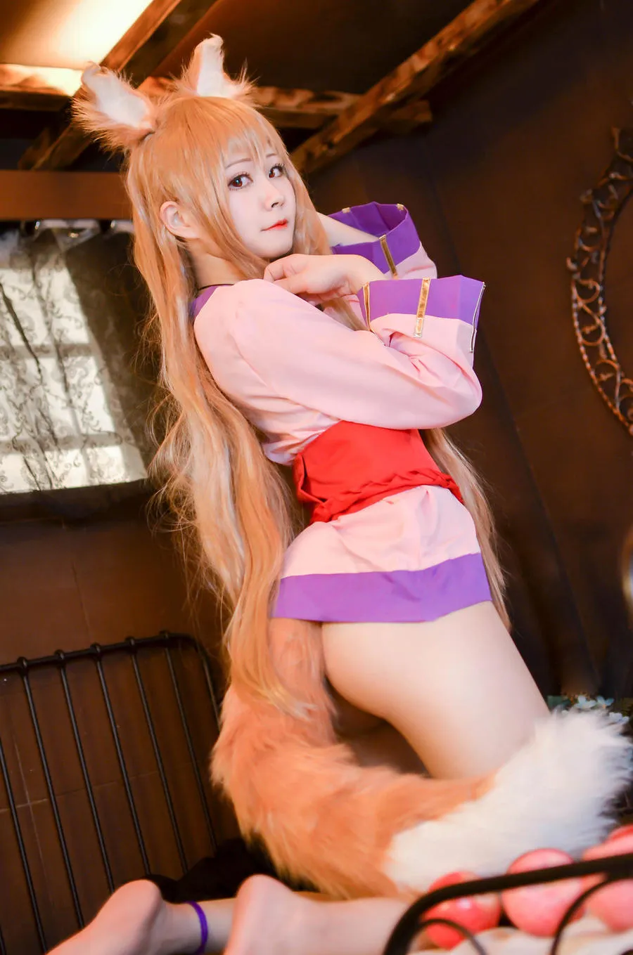 纪念小小v金色长发狐耳头饰与粉紫服饰的木屋角色写真