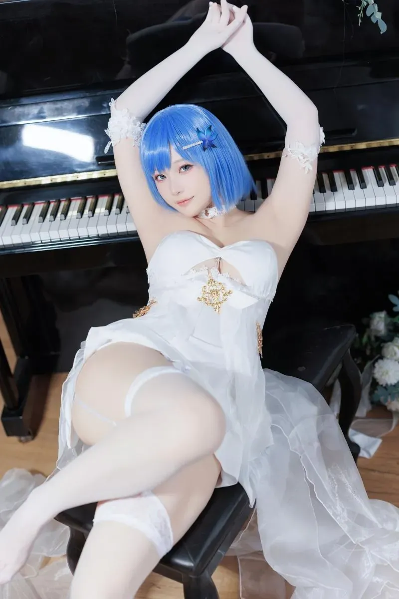 九九八吖蓝色假发白色服装Cosplay造型，钢琴背景画面