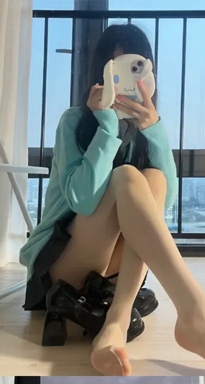酒了崽崽长发搭配浅绿色外套的自拍写真