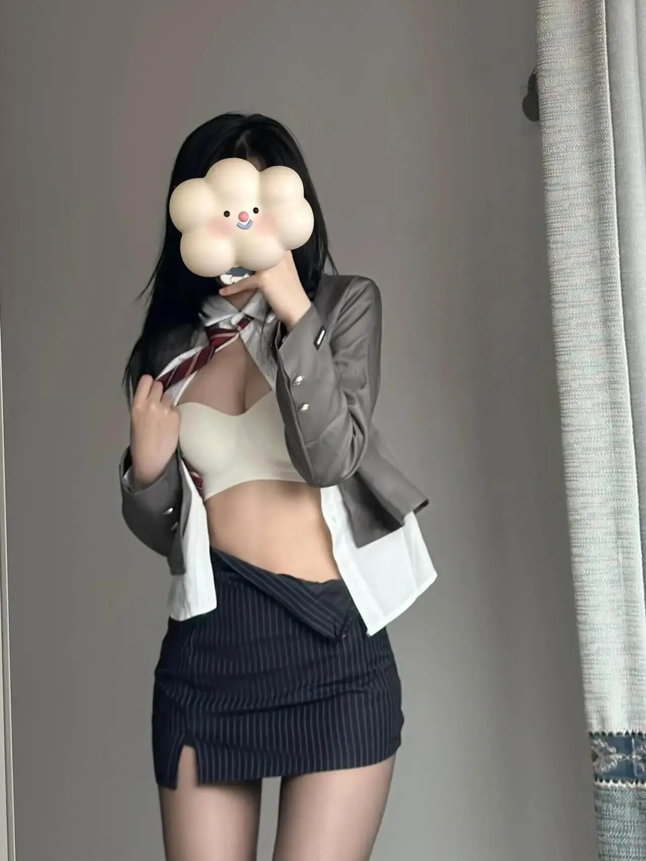 巨恶小锯鳄校园风格写真，灰色外套搭配白色服装的室内造型
