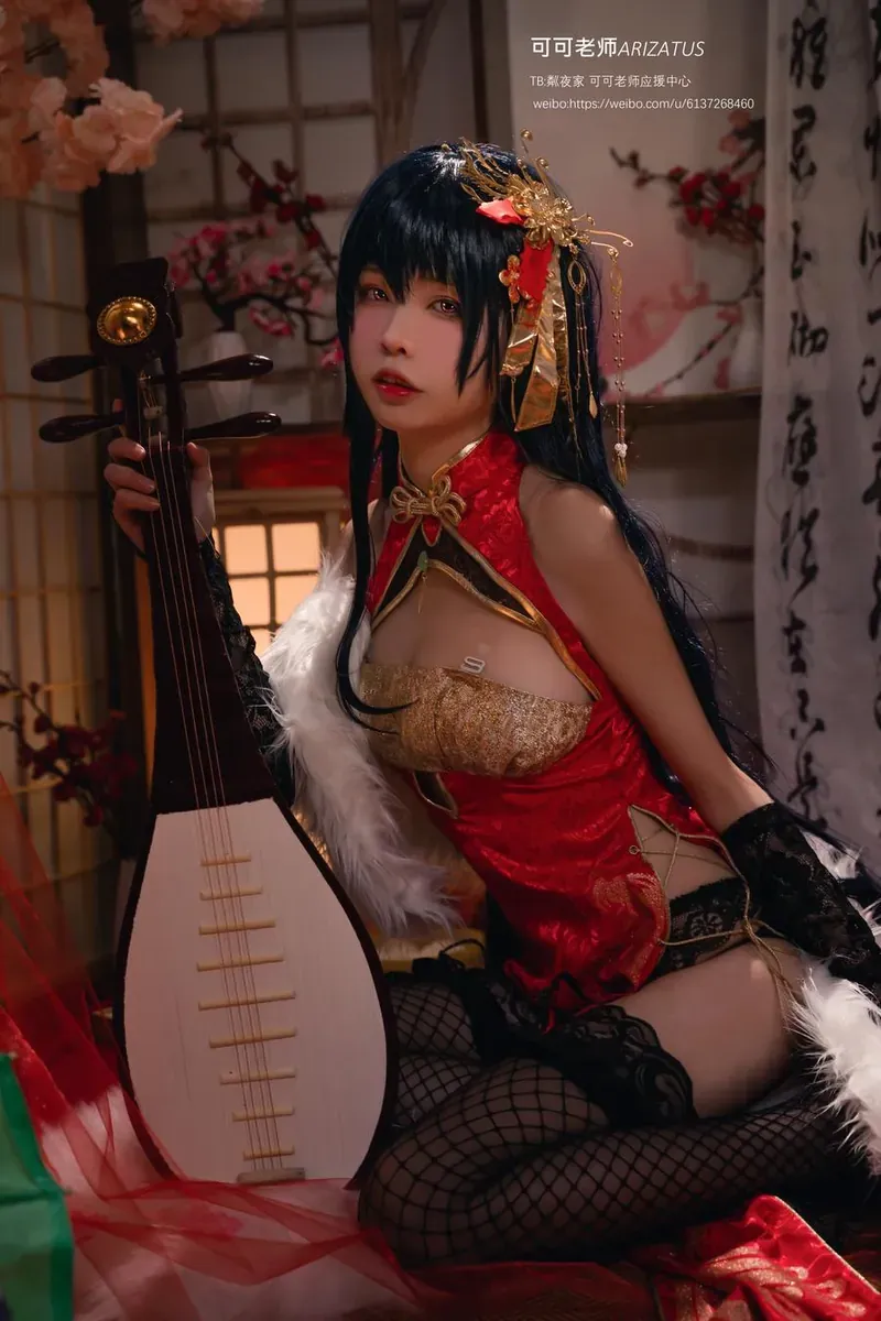 可可老师红色传统服饰Cosplay写真与乐器道具