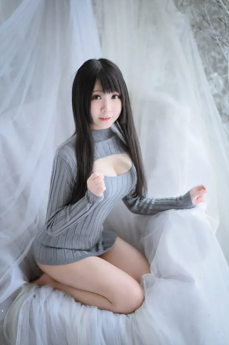 可可西yyy长发披肩，穿灰色针织上衣坐在白色纱帘背景前
