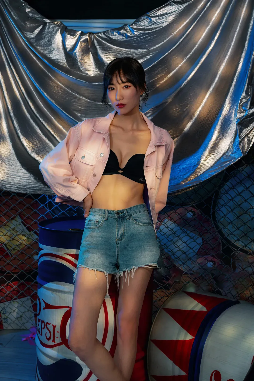 克拉女神粉色外套牛仔短裤造型写真