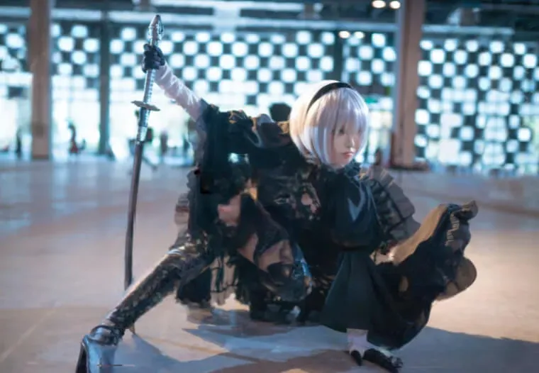 快乐的莲某人银白短发黑色战斗服长刀坐姿cosplay