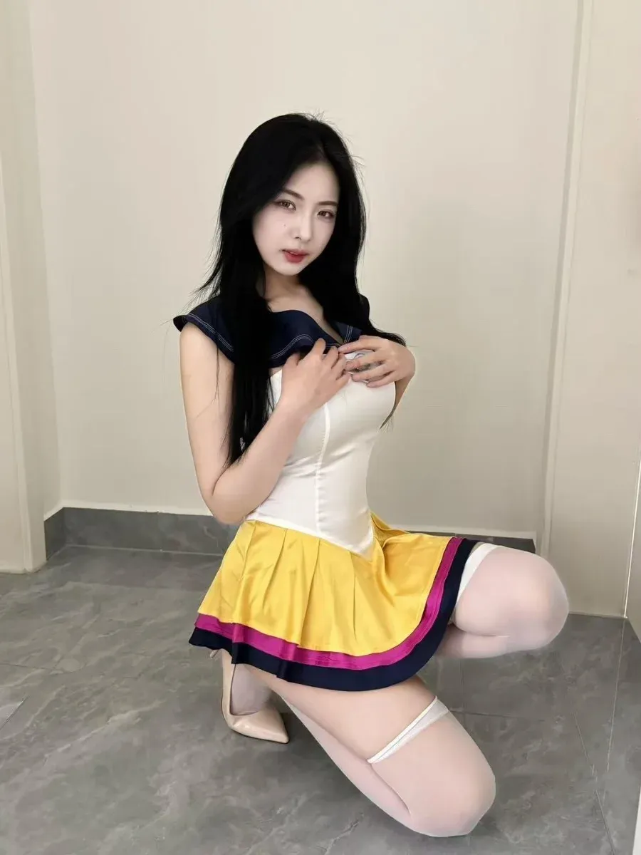 懒懒睡不醒长发黄白角色服灰色地面跪姿cosplay