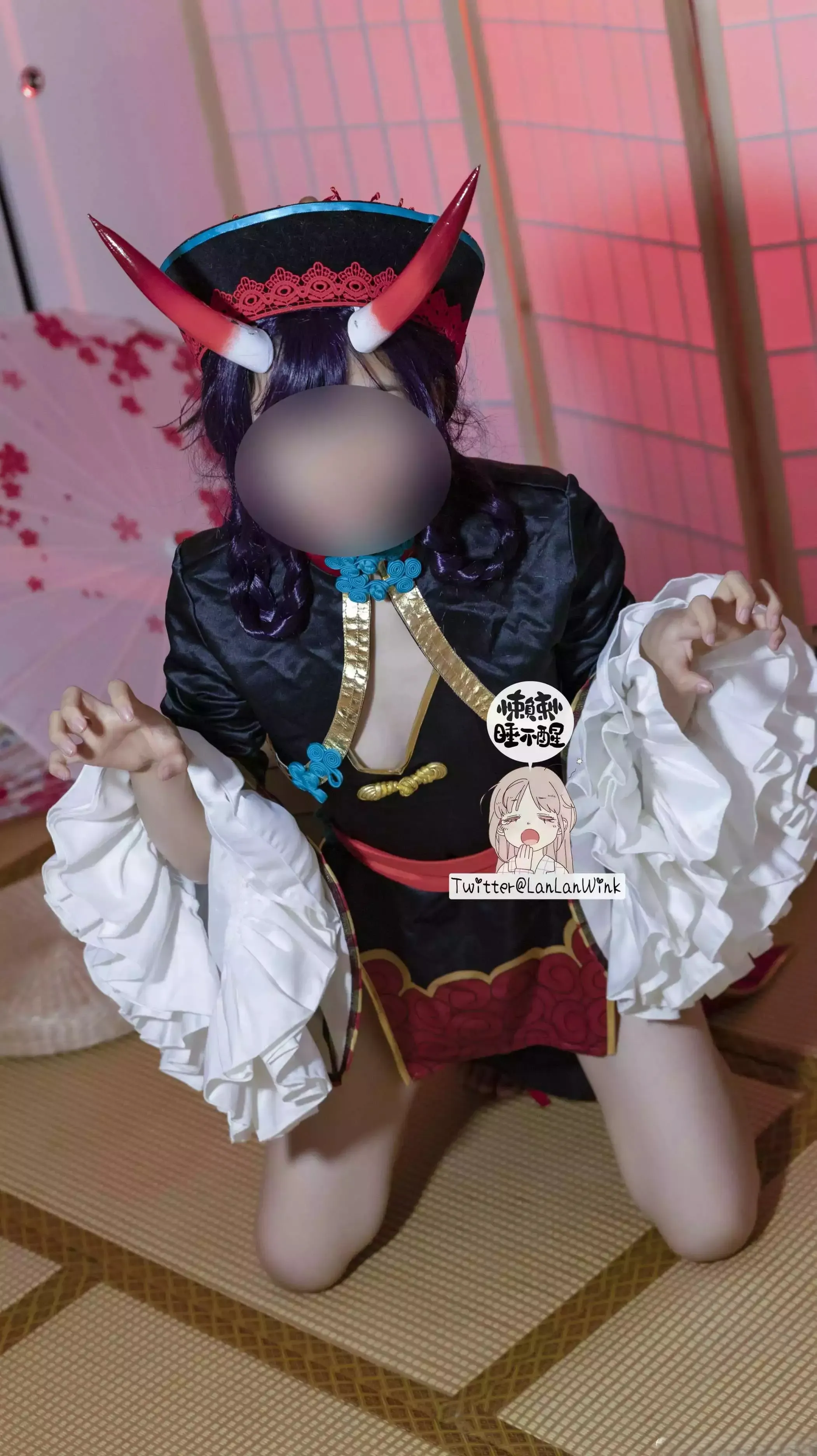 懒懒睡不醒红角帽饰黑红角色服屏风背景跪姿cosplay