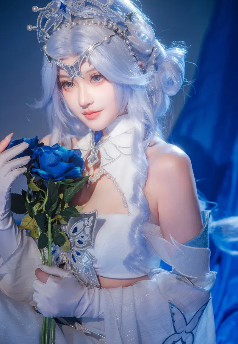 露兒大魔王白色幻想服装银色发型和花束造型