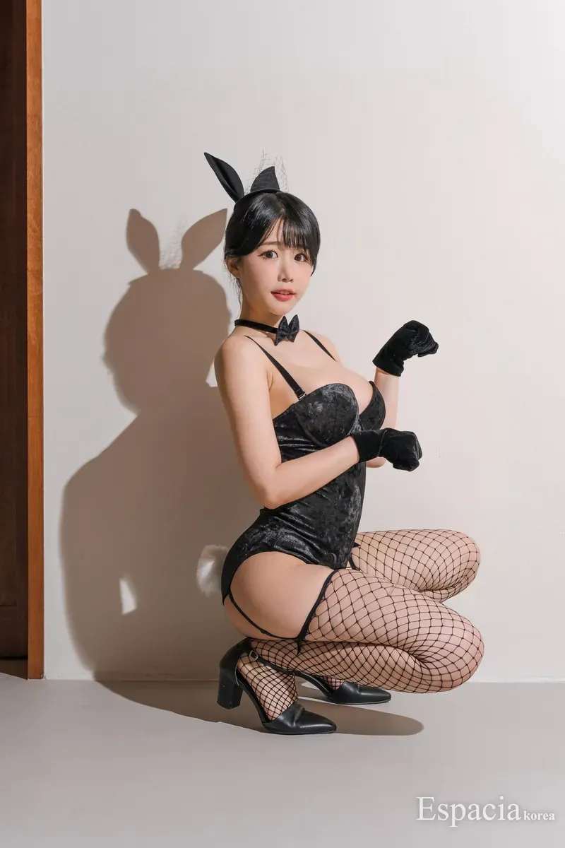 露兒大魔王黑色主题服装兔耳造型和室内光影写真