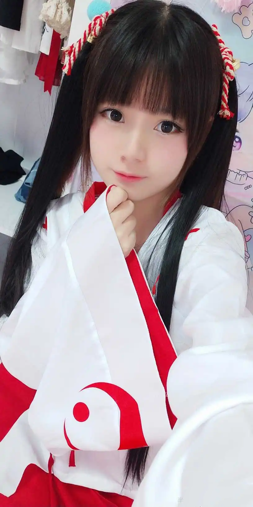 猫猫大人超甜双马尾红白巫女服近距离自拍