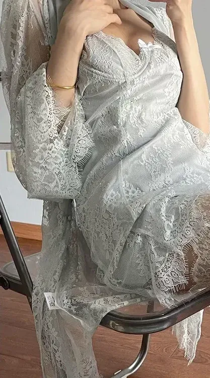 猫猫好困白色蕾丝服装坐姿自拍写真