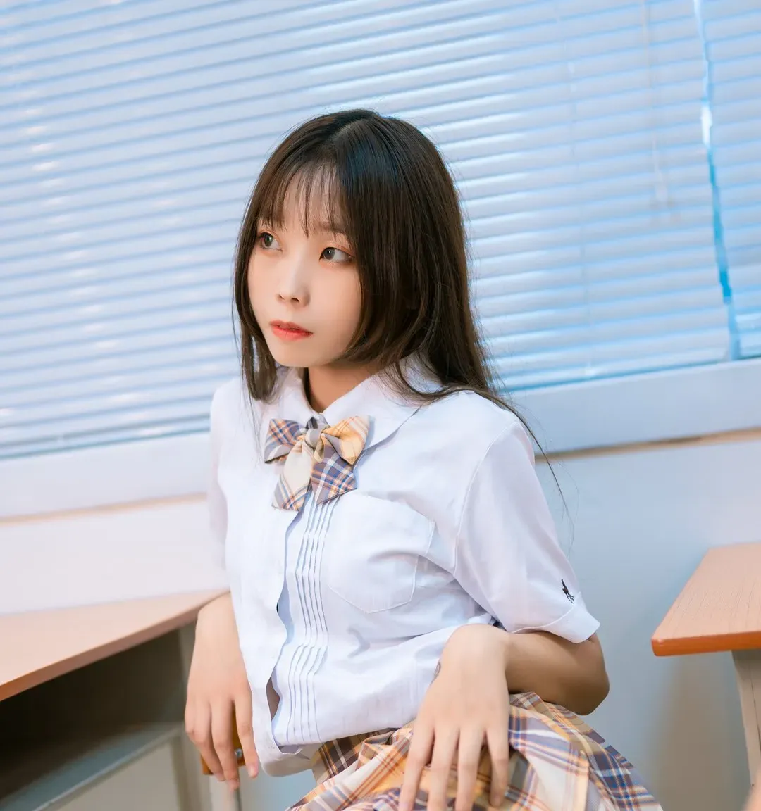 喵糖映画写真，黑发人物穿校园制服坐在室内空间