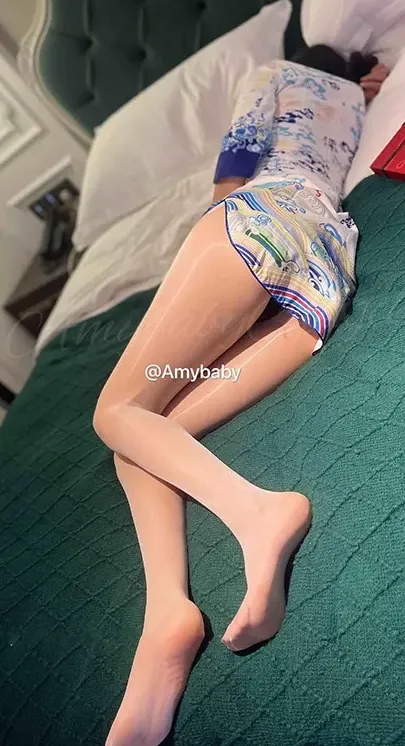 喵小猫吃柠檬印花短裙趴卧床边写真