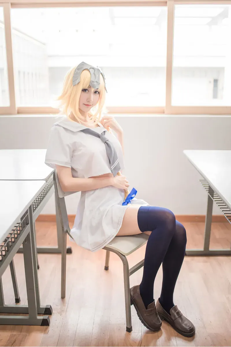 木棉棉OwO校园风Cosplay坐姿写真与教室场景