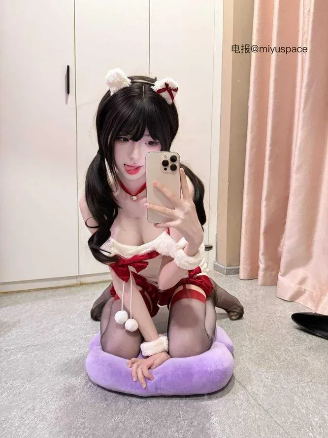 奶白鹿神猫耳头饰红白服装坐姿写真