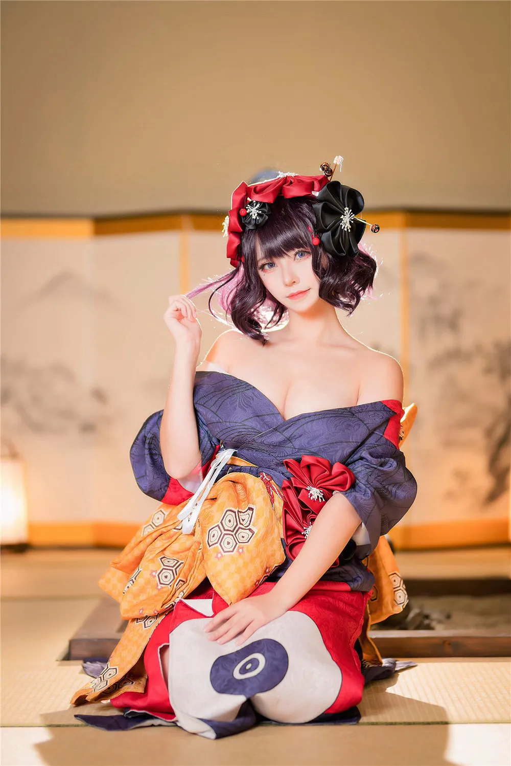 奶瑶妹妹写真，深色短发造型搭配传统服饰坐姿画面