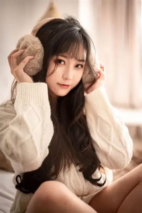 奇行家狗崽写真，黑发人物穿白色毛衣坐在室内空间