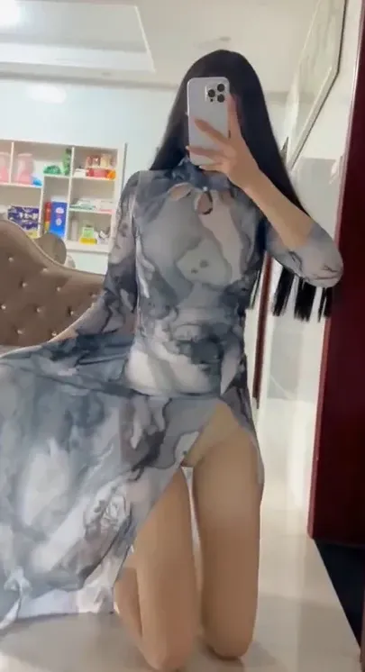 热乎乎的奶茶长发灰白印花长裙跪坐在室内镜前的写真