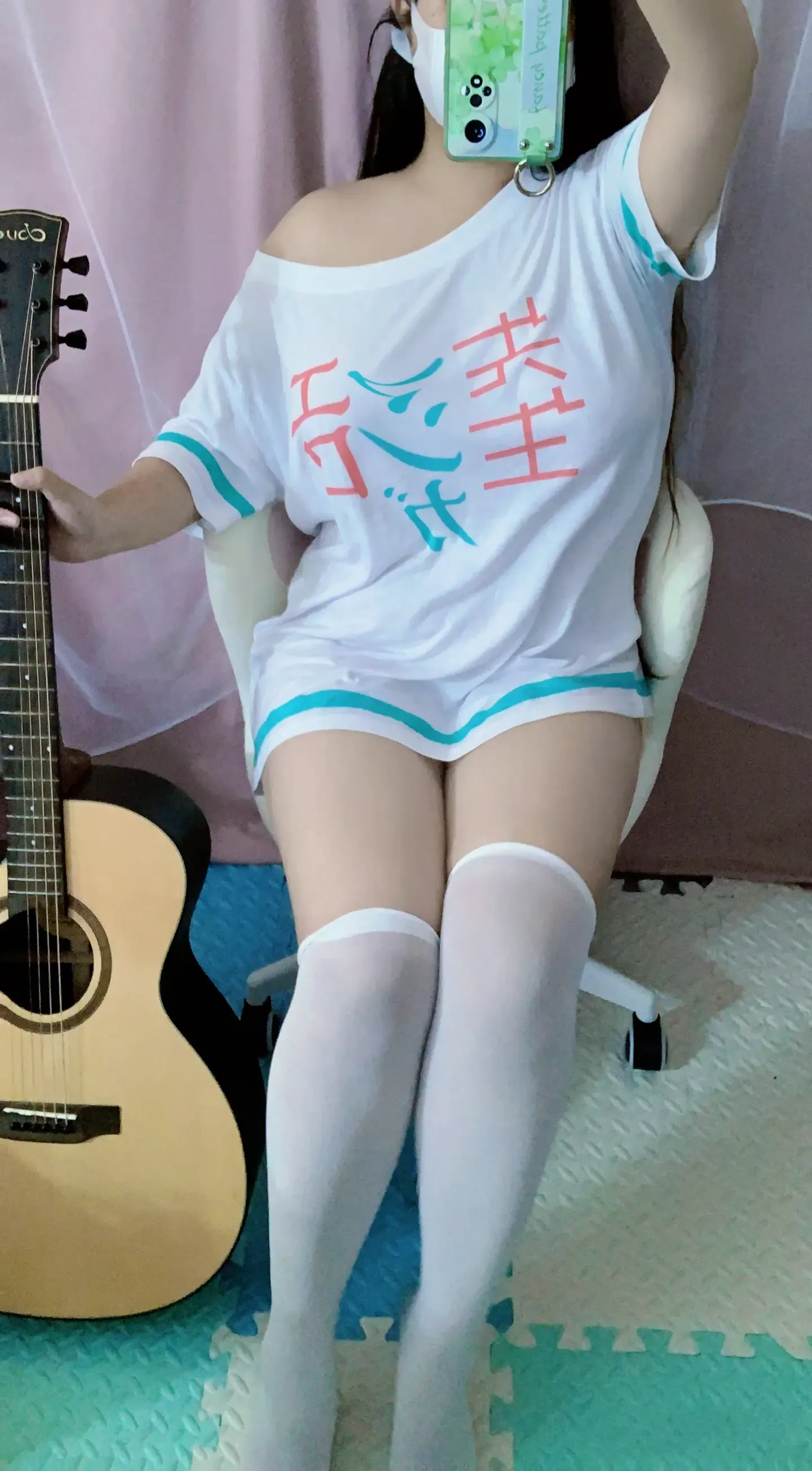 软月月舰长白色T恤长袜室内自拍写真