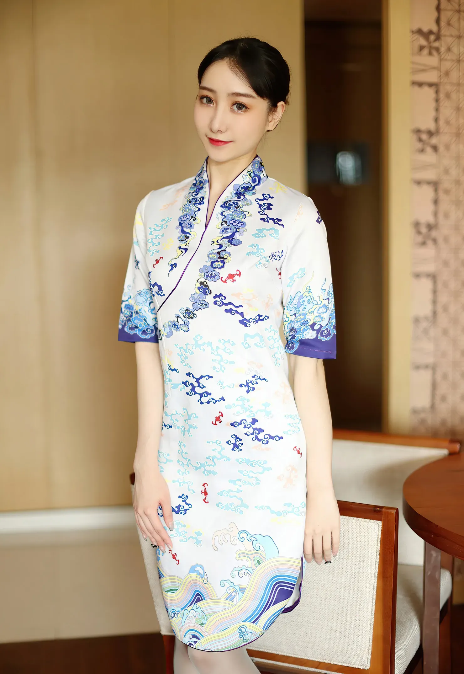 水水er蓝白图案新中式服饰室内写真