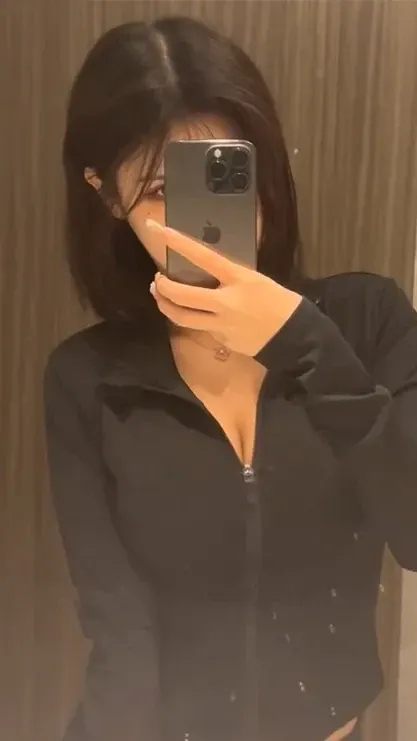 铁岭县刘辉商店长发黑色拉链上衣室内镜面自拍写真