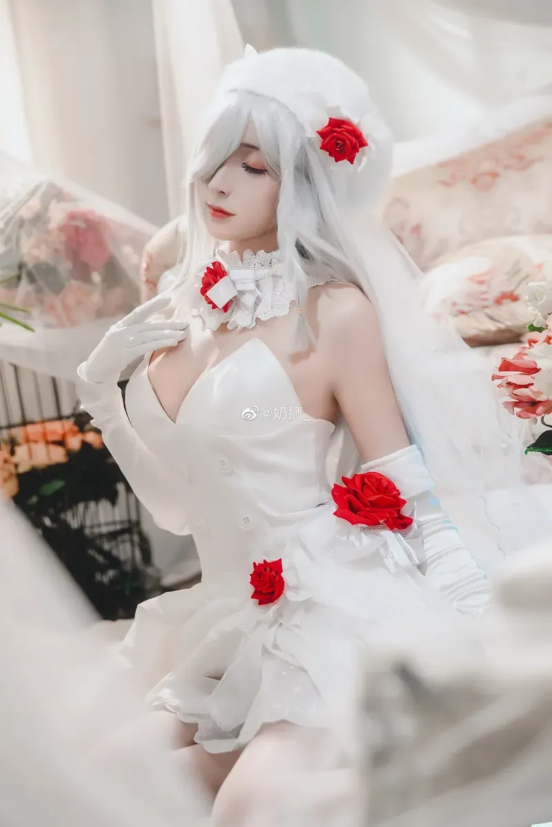 无欲无求的推土君白发红花造型坐在浅色背景中的 cosplay 写真