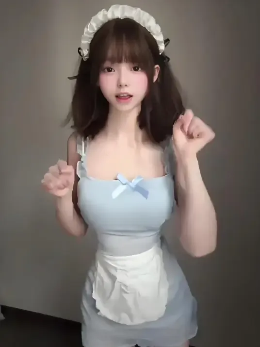 小马漫漫身穿浅色女仆风服装搭配白色发饰的室内写真