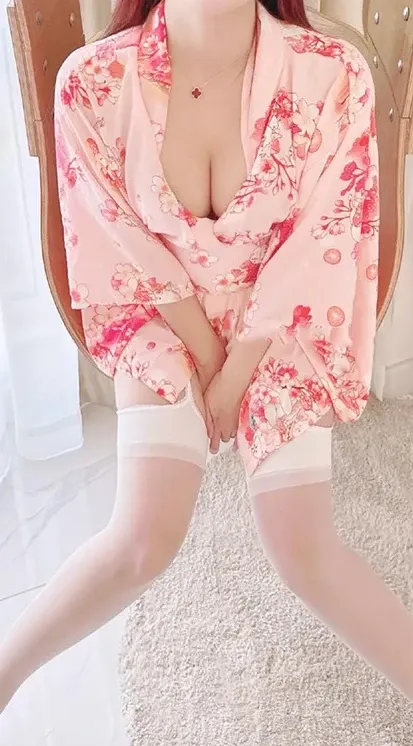 欣儿欧尼粉色花纹服饰室内写真