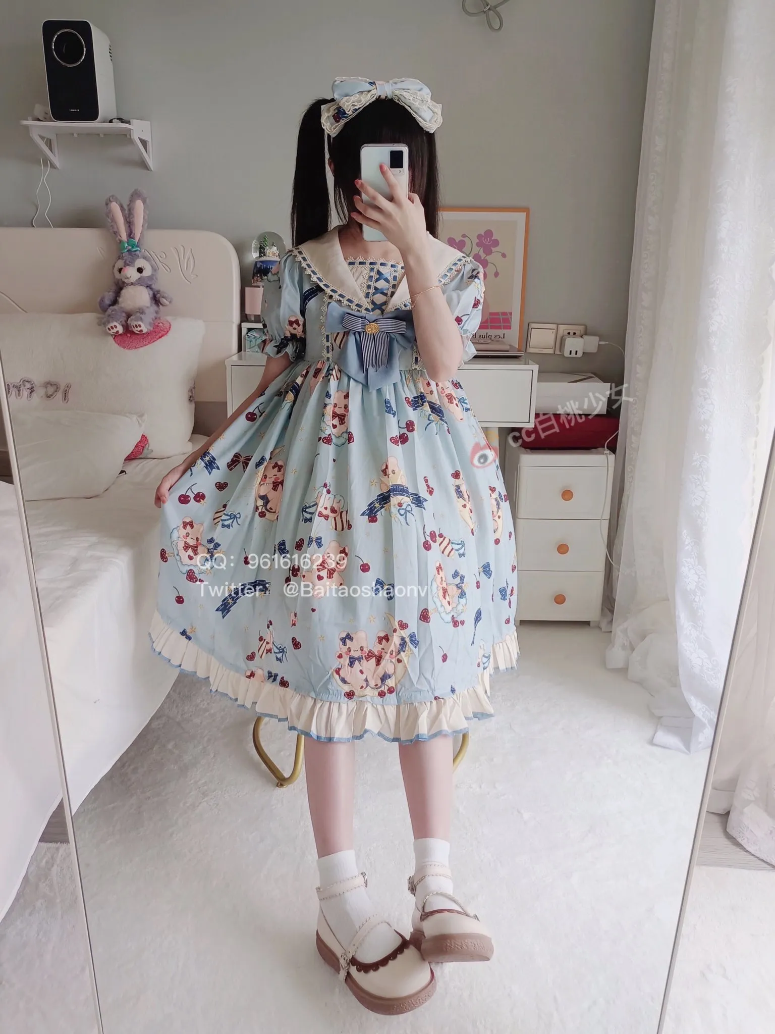 瑶瑶今天又失眠了穿浅蓝 Lolita 连衣裙站在卧室镜前自拍的写真