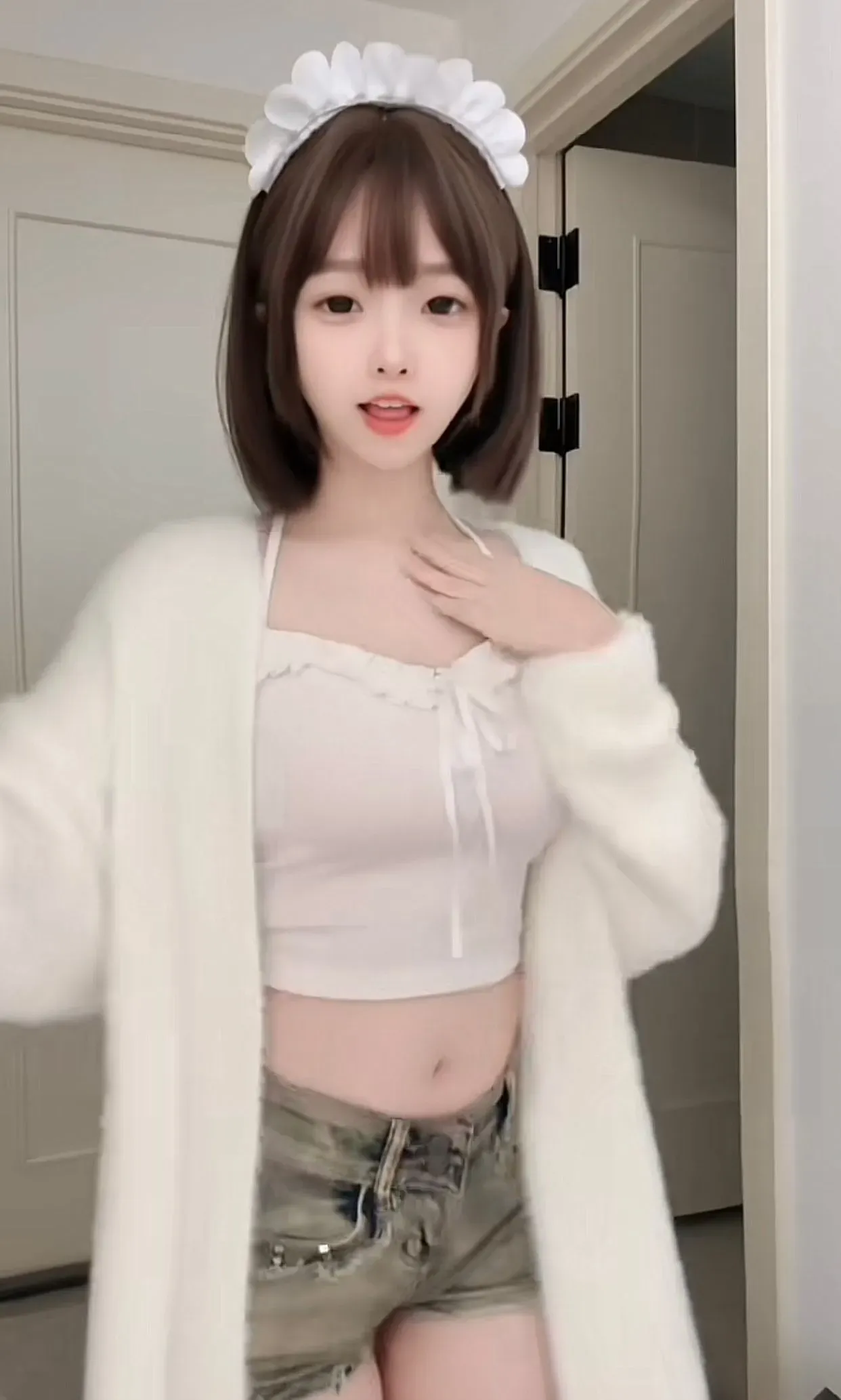 咬一口妃妃酱白色外套短款上衣牛仔短裤近景写真