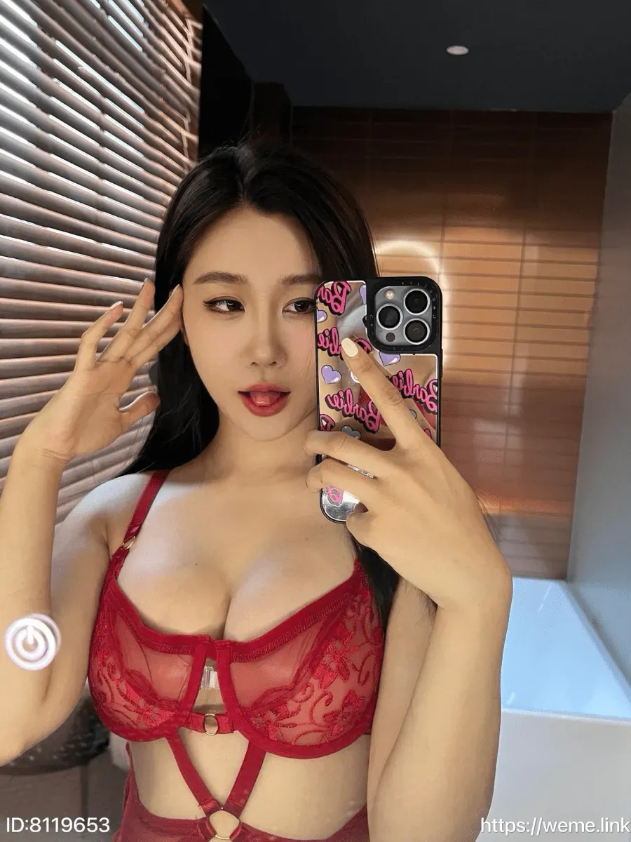 一只77红色服装近景自拍写真,室内镜面前造型