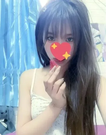 一只可爱简长发搭配浅色服装的自拍照片