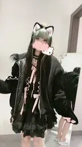 一只可爱简猫耳装饰搭配黑色服装的角色造型照片