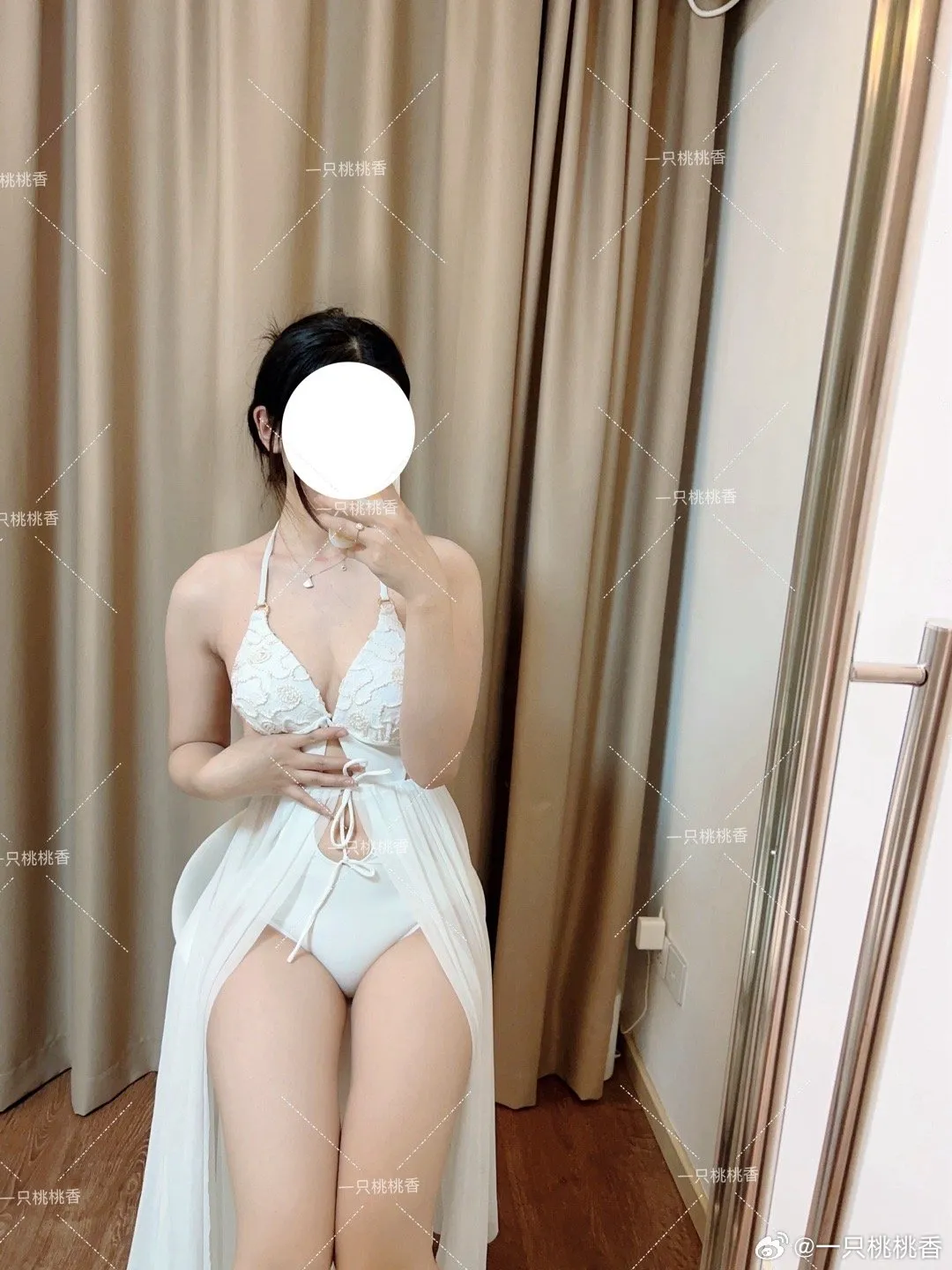 一只桃桃白色服饰自拍写真，坐姿姿态与室内背景
