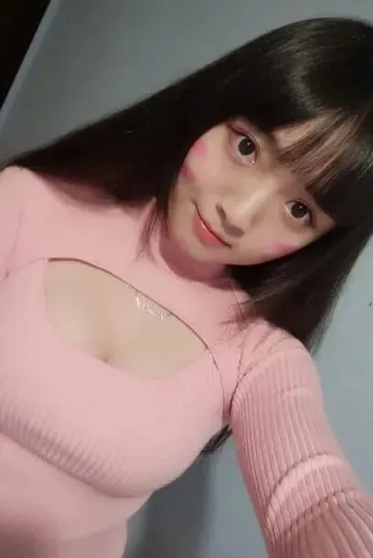 一只云烧粉色服装长发自拍与室内背景