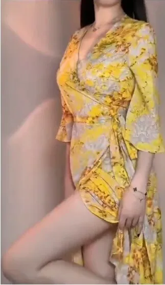 御女茉莉(嗲茉)长发黄色印花裙站姿竖屏写真