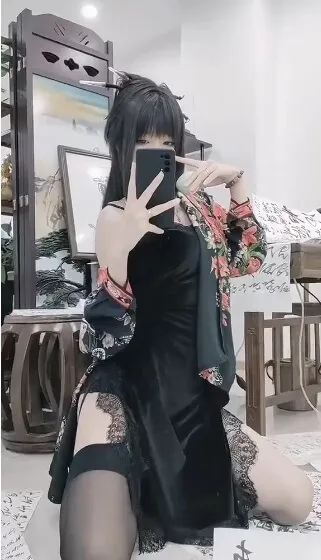 御女茉莉(嗲茉)黑色裙装搭配花纹外搭跪坐在室内的自拍写真